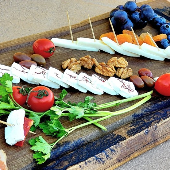 Опитайте най-скъпия млечен деликатес с "Дегустация на 3 вида магарешко сирене и вино" от Makaroon