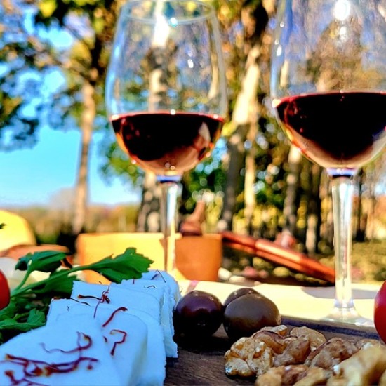 Опитайте най-скъпия млечен деликатес с "Дегустация на 3 вида магарешко сирене и вино" от Makaroon