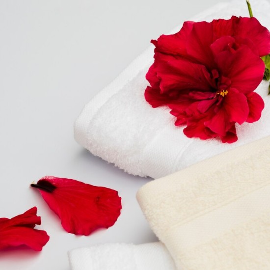 Симфония от аромати с „Масаж с български рози“ от Makaroon