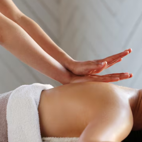 Симфония от аромати с „Масаж с български рози“ от Makaroon