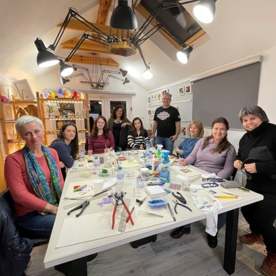 Изкуство, хубаво вино и добра компания със „Стъкло и вино“ от Makaroon