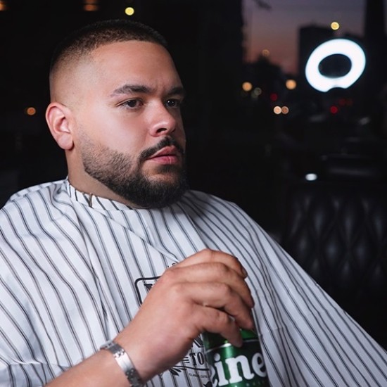 Седнете по мъжки и се погрижете за себе си с„Пакет мъжка грижа от Studio Blades” от Мakaroon