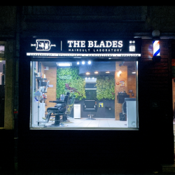 Подстрижка и чаша уиски с „Пакет мъжка грижа от Studio Blades”