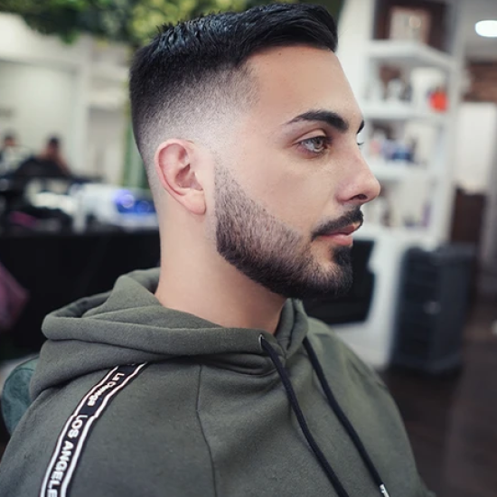 Седнете по мъжки и се погрижете за себе си с„Пакет мъжка грижа от Studio Blades” от Мakaroon