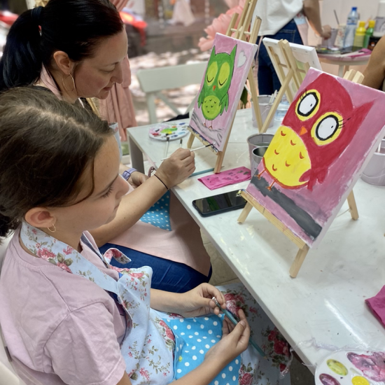 Пълноценно прекарано време заедно с "Арт приключение за родител и дете" от Makaroon Пълноценно прекарано време заедно с "Арт приключение за родител и дете" от Makaroon