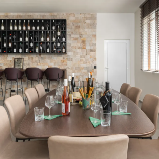 Вкуса на региона и традицията с „Дегустация на 7 вина във Винарна Типченица за двама“ от Makaroon