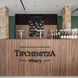 Традиция и автентичност с „Дегустация на 7 вина във Винарна Типченица за двама“