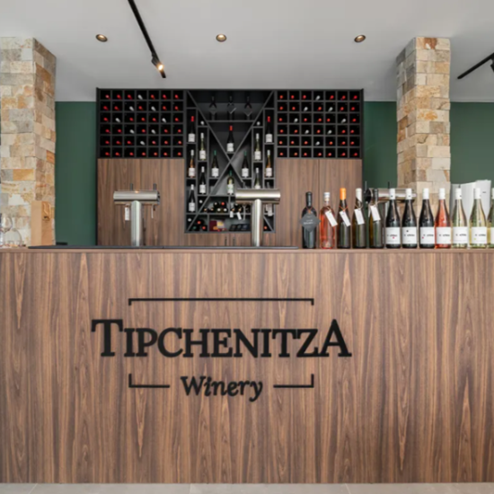 Вкуса на региона и традицията с „Дегустация на 7 вина във Винарна Типченица за двама“ от Makaroon