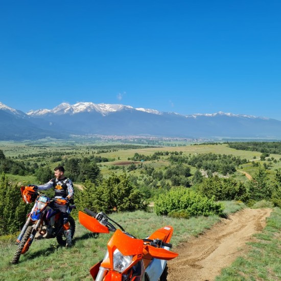 Тествайте своята издръжливост с "Еднодневен тур с ендуро мотори край Банско" от Makaroon