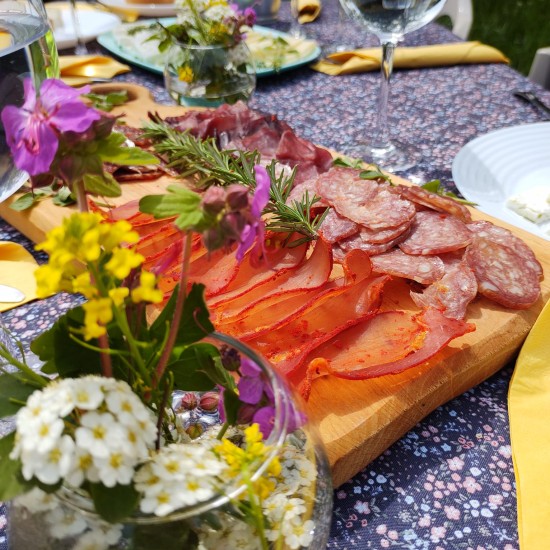 Вино, мезе и смях с  "Весел пикник за един" от Makaroon