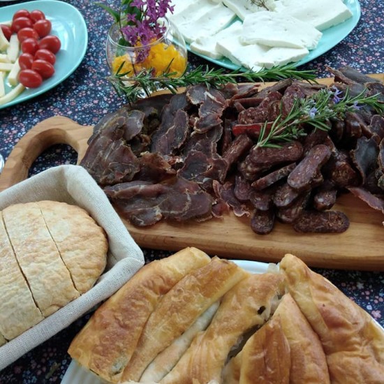 Вино, мезе и смях с  "Весел пикник за един" от Makaroon