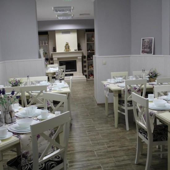 Пътешествие в миналото с пакет „Ухания от Париж“ за двама в бутиков хотел в Хисаря от Makaroon