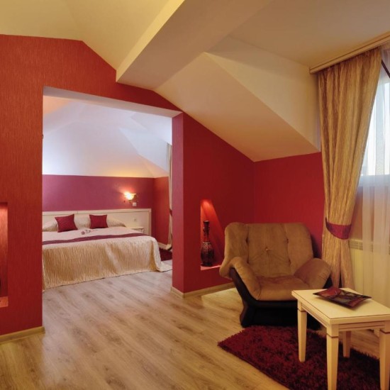 Пътешествие в миналото с пакет „Ухания от Париж“ за двама в бутиков хотел в Хисаря от Makaroon