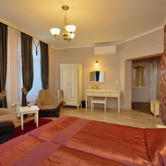 Пътешествие в миналото с пакет „Ухания от Париж“ за двама в бутиков хотел в Хисаря от Makaroon