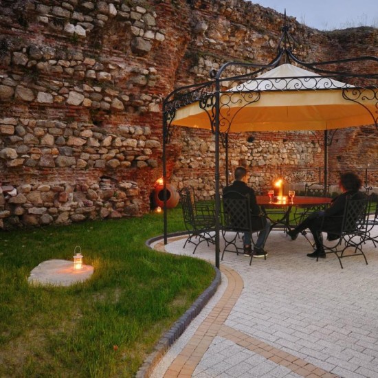 Пътешествие в миналото с пакет „Ухания от Париж“ за двама в бутиков хотел в Хисаря от Makaroon