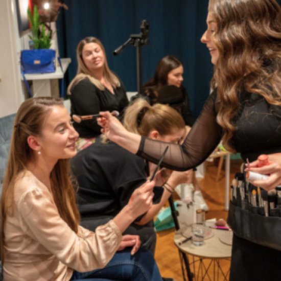 Едно интересно дамско събитие - "Грим и вино в София" от Makaroon Едно интересно дамско събитие - "Грим и вино в София" от Makaroon