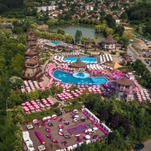 Две нощувки и неустоимо водно забавление в хидропарк Вятърните мелници