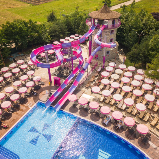 Две нощувки и неустоимо водно забавление в хидропарк Вятърните мелници от Макароон Две нощувки и неустоимо водно забавление в хидропарк Вятърните мелници от Макароон