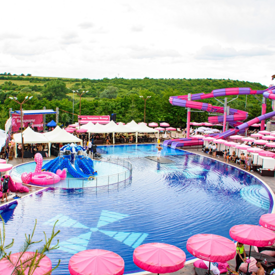 Две нощувки и неустоимо водно забавление в хидропарк Вятърните мелници от Макароон Две нощувки и неустоимо водно забавление в хидропарк Вятърните мелници от Макароон