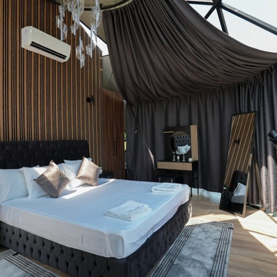  Подарете си едно невероятно преживяване под звездите с романтична Нощувка за двама в Стъклен купол в Хидропарк Вятърните мелници от Makaroon