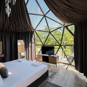 Романтика под звездите с Нощувка със закуска за двама в Стъклен купол в Хидропарк Вятърните мелници - делник