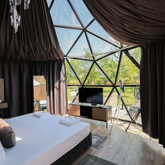  Подарете си едно невероятно преживяване под звездите с романтична Нощувка за двама в Стъклен купол в Хидропарк Вятърните мелници от Makaroon