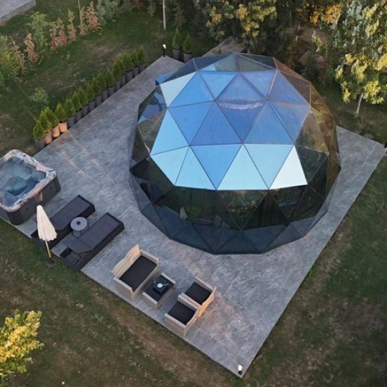  Подарете си едно невероятно преживяване под звездите с романтична Нощувка за двама в Стъклен купол в Хидропарк Вятърните мелници от Makaroon