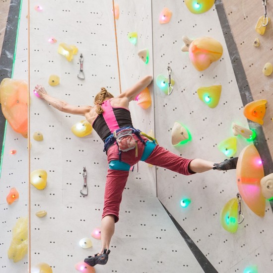 Спортувайте семейно с пакет "Мама, татко и аз в Momentum Indoor Climbing" от Makaroon Спортувайте семейно с пакет "Мама, татко и аз в Momentum Indoor Climbing" от Makaroon