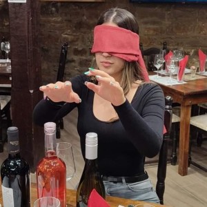 Дегустация на вино на тъмно – предизвикателство за сетивата за шестима във В. Търново