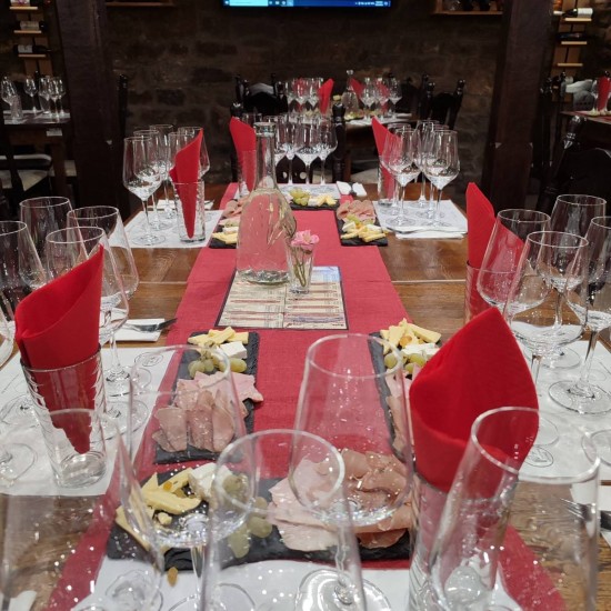 Дегустация на вино на тъмно – предизвикателство за сетивата за шестима във В. Търново от Макароон Дегустация на вино на тъмно – предизвикателство за сетивата за шестима във В. Търново от Макароон