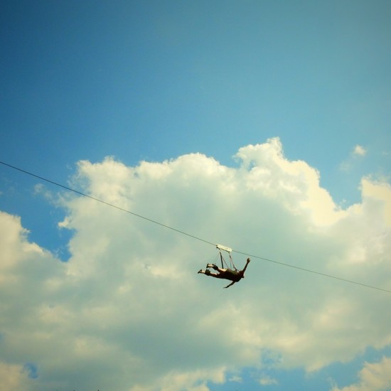 Подарете едно рязко покачване на адреналин със "Свободно спускане по въже на алпийски тролей Zipline 400 в Чепеларе" от Makaroon Подарете едно рязко покачване на адреналин със "Свободно спускане по въже на алпийски тролей Zipline 400 в Чепеларе" от Makaroon