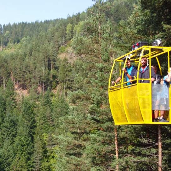 Подарете едно рязко покачване на адреналин със "Свободно спускане по въже на алпийски тролей Zipline 400 в Чепеларе" от Makaroon Подарете едно рязко покачване на адреналин със "Свободно спускане по въже на алпийски тролей Zipline 400 в Чепеларе" от Makaroon