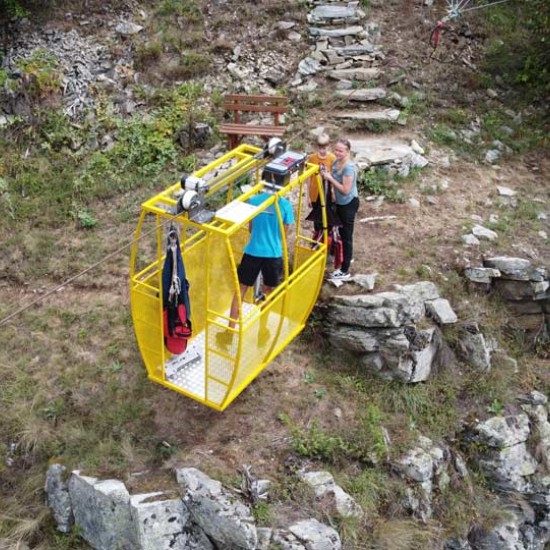 Подарете едно рязко покачване на адреналин със "Свободно спускане по въже на алпийски тролей Zipline 400 в Чепеларе" от Makaroon Подарете едно рязко покачване на адреналин със "Свободно спускане по въже на алпийски тролей Zipline 400 в Чепеларе" от Makaroon