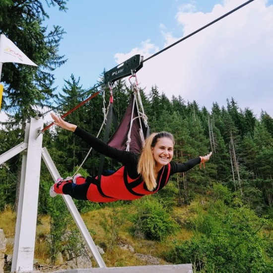 Подарете едно рязко покачване на адреналин със "Свободно спускане по въже на алпийски тролей Zipline 400 в Чепеларе" от Makaroon Подарете едно рязко покачване на адреналин със "Свободно спускане по въже на алпийски тролей Zipline 400 в Чепеларе" от Makaroon