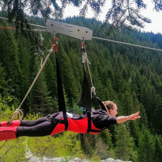 Подарете едно рязко покачване на адреналин със "Свободно спускане по въже на алпийски тролей Zipline 400 в Чепеларе" от Makaroon Подарете едно рязко покачване на адреналин със "Свободно спускане по въже на алпийски тролей Zipline 400 в Чепеларе" от Makaroon