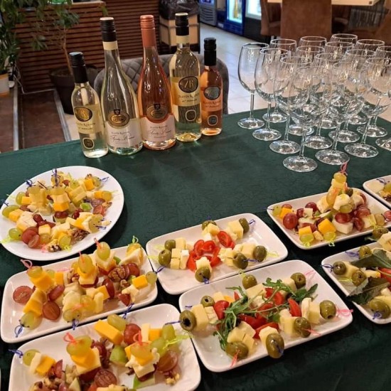 Дегустация на 3 вина за двама в село Капатово от Макароон