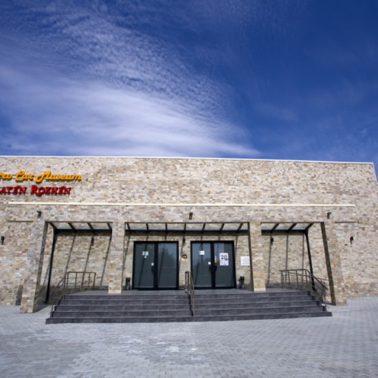 Посещение на музея на ретро автомобилите за двама в с. Капатово от Макароон