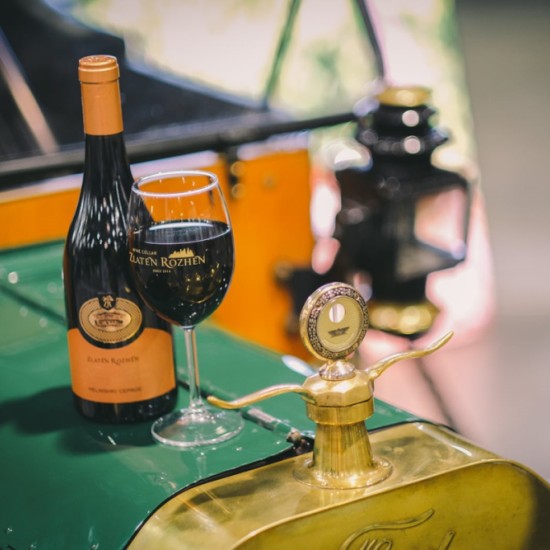 Посещение на музея на ретро автомобилите за двама в с. Капатово от Макароон