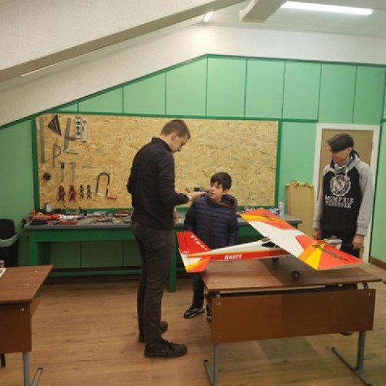 Give your child a real adventure - an introductory lesson in aircraft modeling on a simulator from Makaroon