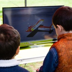 Урок по авиомоделизъм на симулатор за деца - приключение за малки пилоти