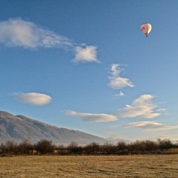 В магията на небето с ВИП полет с балон за двама с видео, шампанско и бонбони в Източна България с локация по избор