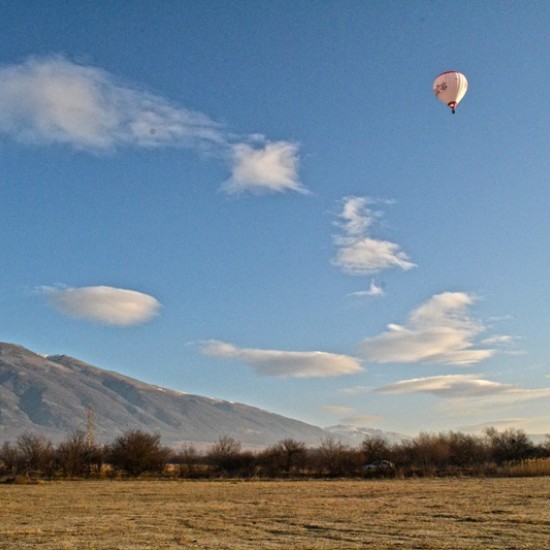 Полетете високо в компанията на любим човек с ВИП полет с балон за двама в Източна България с локация по избор от Makaroon