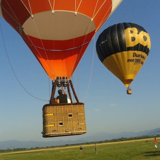 Полетете високо в компанията на любим човек с ВИП полет с балон за двама в Източна България с локация по избор от Makaroon