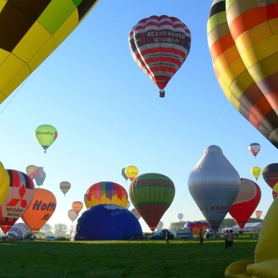 Полетете високо в компанията на любим човек с ВИП полет с балон за двама в Източна България с локация по избор от Makaroon
