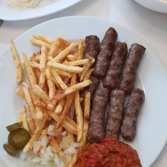 Насладете се на автентична босненска кухня с Вечеря за двама в Босненска Скара Ресторант Сараево от Makaroon Насладете се на автентична босненска кухня с Вечеря за двама в Босненска Скара Ресторант Сараево от Makaroon