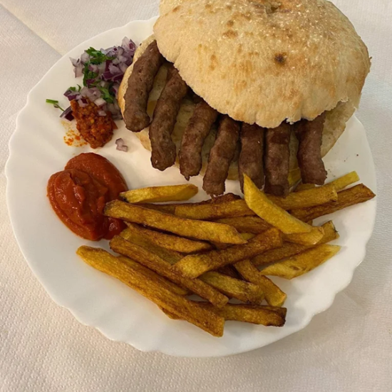 Насладете се на автентична босненска кухня с Вечеря за двама в Босненска Скара Ресторант Сараево от Makaroon Насладете се на автентична босненска кухня с Вечеря за двама в Босненска Скара Ресторант Сараево от Makaroon