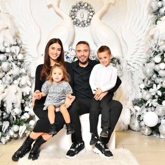 Подарете си време заедно, запечатано в снимки, с професионална коледна семейна фотосесия за до 6 души от Makaroon