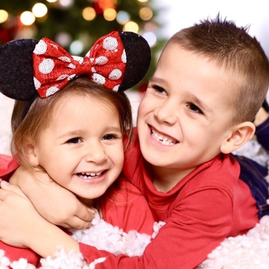 Подарете си време заедно, запечатано в снимки, с професионална коледна семейна фотосесия за до 6 души от Makaroon