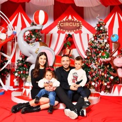 Професионална семейна фотосесия за Коледа за до 6 души с 4 декора + 100 кадъра с цветова обработка в Пловдив