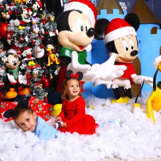 Подарете си време заедно, запечатано в снимки, с професионална коледна семейна фотосесия за до 6 души от Makaroon